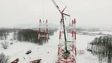 işçiler iletim elektrik Kulesi kışın yükleyin.