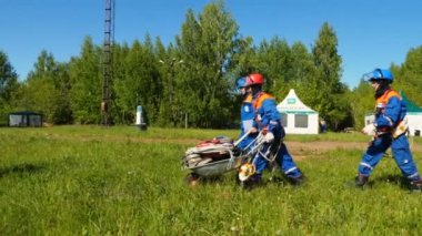 İtfaiye öğrenci eğitim alan için malzeme ile sepeti taşır