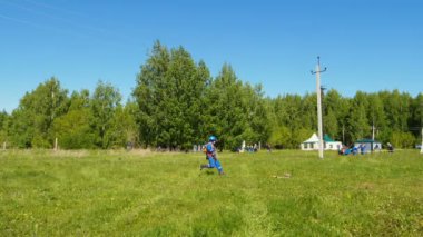 kurtarma hizmeti çalışan çalışır ve kablo iletim hattı üzerinden atar