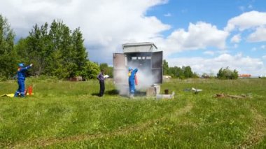 İtfaiye öğrenci alev şalter içinde söndürür