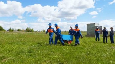 Acil servis öğrenciler eğitim alan sepeti taşımak