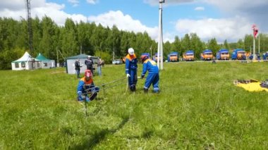 adam çekiç yapısı bölümü yere meslektaşları yardımıyla içine