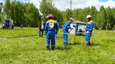öğretmeni önünde metal çubuk üzerinde gelecekte aday yener