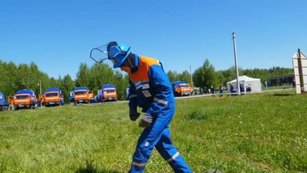 Rettungsdienstanwärter nähert sich Trainingsgerät — Stockvideo