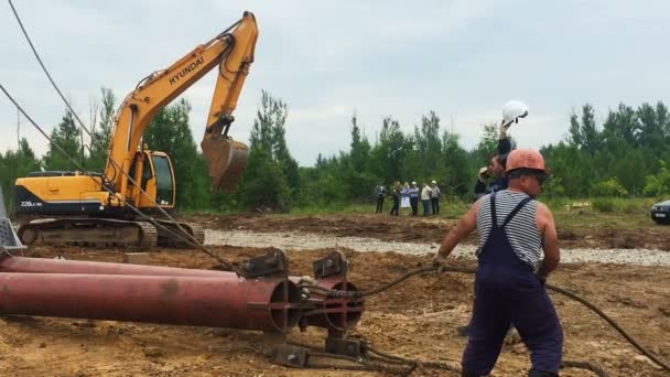 Trabajadores instalan construcción levantada por mecanismo con cable — Vídeos de Stock