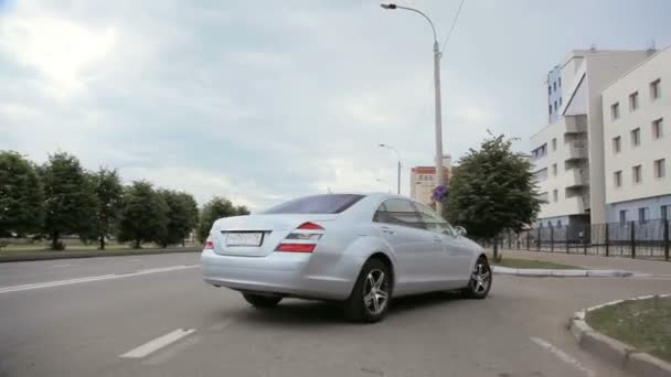 Auto's gaan checkpoint en station aan modern gebouw — Stockvideo