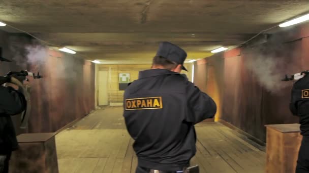 Des hommes de sécurité tirent au fusil dans le champ de tir — Video