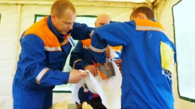 Sağlık görevlilerinin manken el çadır t eğitim hareketsiz