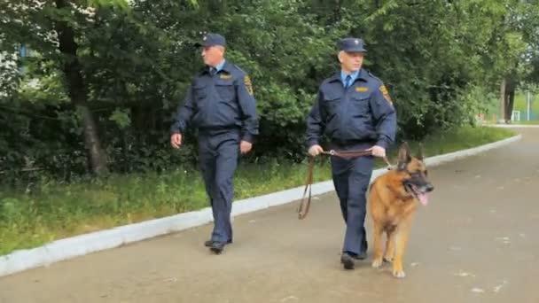 穿制服的警察沿着公园散步 — 图库视频影像