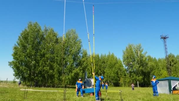 Rescue team korrigeringar power line tråd med långa verktyg — Stockvideo