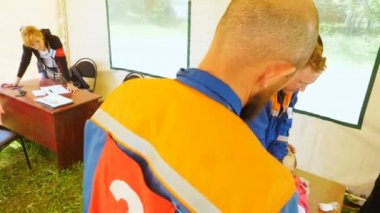 Tıbbi ekip trenler kalp masajı maneken çadırda