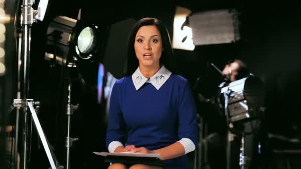 Brunetta donna parla con fotocamera in studio di notizie — Video Stock