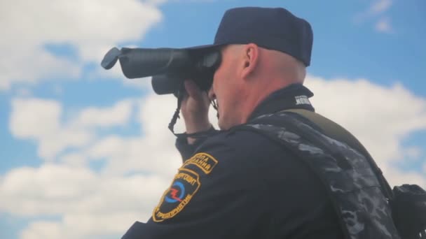 Närbild Sida Visa Mannen Militär Uniform Ser Genom Kikaren Mot — Stockvideo