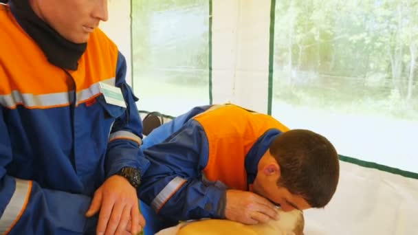 Medic does artificial respiration to training manikin — Stock Video