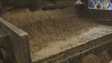 makine yere mix sallar ve sabit parçalar düşmek