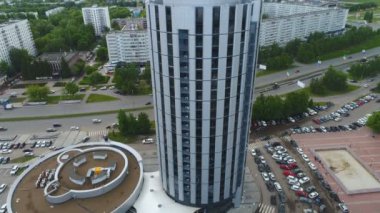 Panoramik yüksek cam cephe ile Merkez Ofis Kulesi yuvarlak ve baş inşaat bir kenara arasında büyük şehir ayı