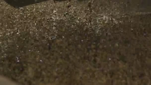 Makro smutsigt lerig vattenstänk hoppa i maskin — Stockvideo