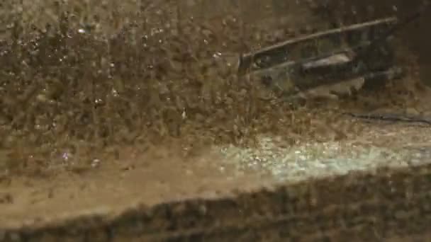 Людина штовхає глинисту суміш на платформі тремтячої машини — стокове відео