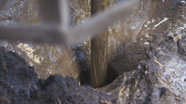 Drill makes hole in ground and water flows — Stock Video