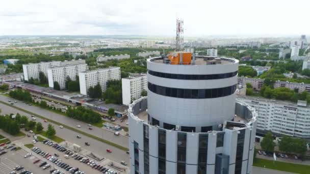 Letecký Pohled Nádherné Kulaté Kancelářská Budova Mrakodrap Proti Moderní Město — Stock video