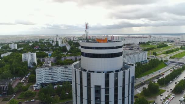 Liike ohi kierros pilvenpiirtäjä vastaan suuri kaupunki — kuvapankkivideo