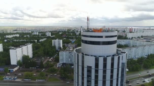 Moderne stad met huizen en ronde toren op voorgrond — Stockvideo