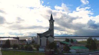 camii minaresi ve hilal gökyüzü ve göl karşı