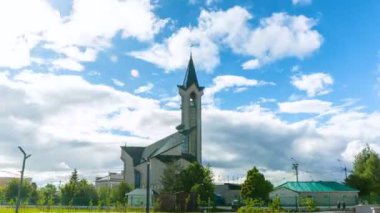 gündüz üzerinde yüksek minare ile modern Camii önünden hareket