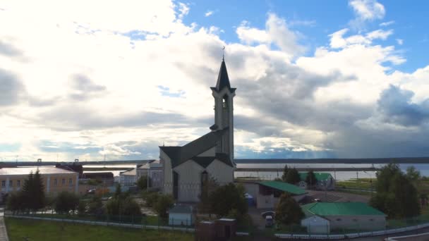 Camii minaresi ve hilal gökyüzü ve göl karşı — Stok video