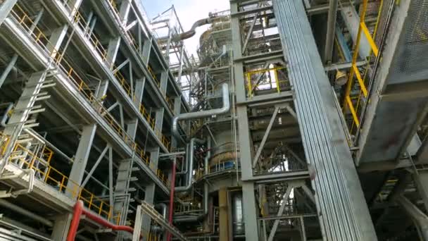 Torres de producción y complicado sistema de tuberías — Vídeos de Stock