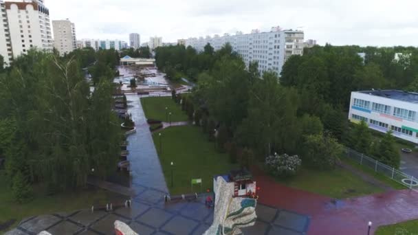 Vacker park med sevärdheter och fontäner i city — Stockvideo