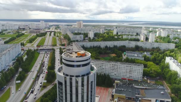 Okrągłe centralne biuro budynek z parkingu między miasta — Wideo stockowe
