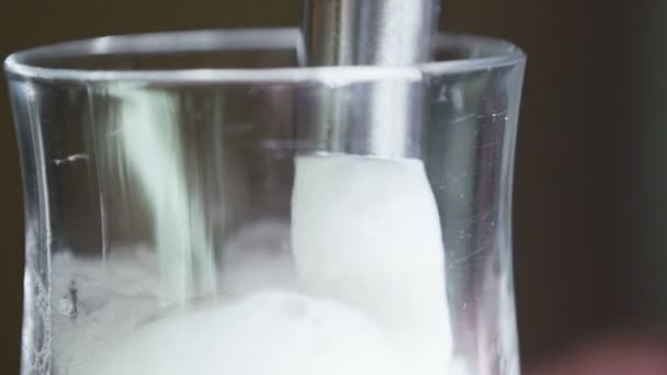 Savoureux cocktail à l'oxygène avec mousse versé dans le verre — Video