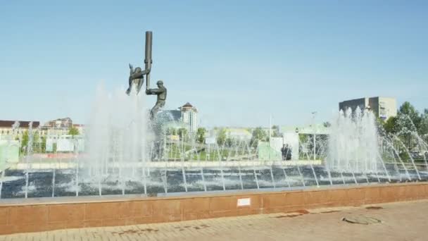 Fontaine avec de hauts ruisseaux et statue des huileurs — Video