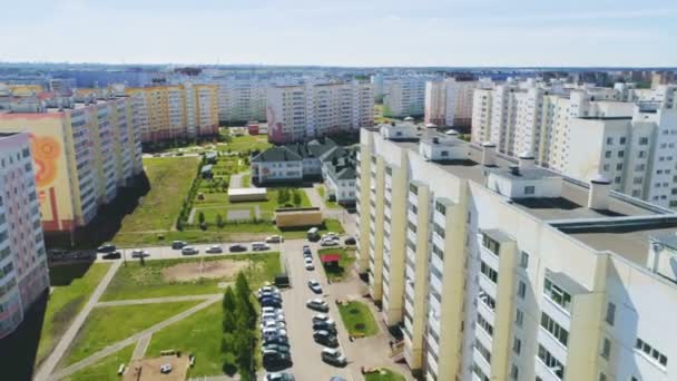 Park und Kindergarten zwischen Wohnhäusern — Stockvideo