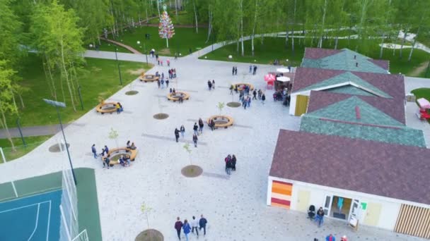 Открытое кафе с гостями за круглыми столами в парке — стоковое видео