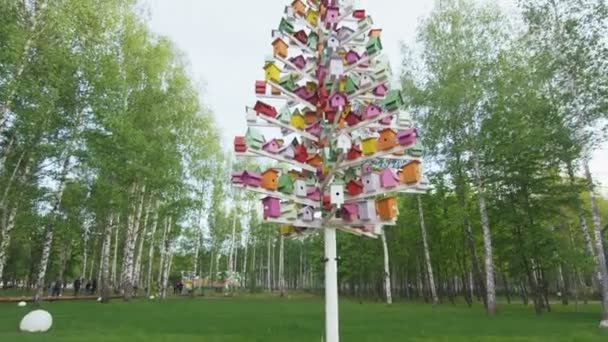 Vánoční stromeček konstrukce pokryté ptačí budky — Stock video