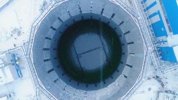 Funcionamiento de la torre de refrigeración entre la estación en las nevadas — Vídeos de Stock