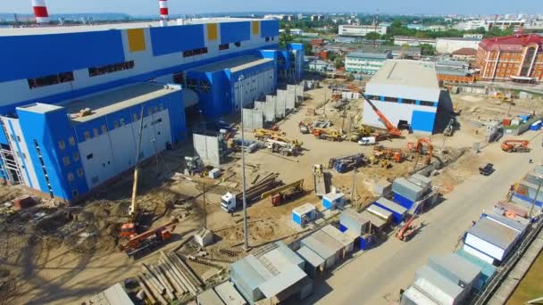 Vue de jour des remorques au chantier de construction de l'usine — Video