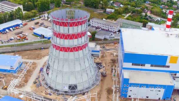 Oficina construída e torre contra cidade e lago — Vídeo de Stock