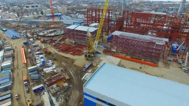 Kamera se pohybuje kolem semináře obrovský těl na místě — Stock video