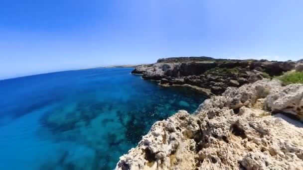 Sférické Panorama Video Vysokého Útesu Obmyti Krásné Tyrkysové Moře Svítí — Stock video