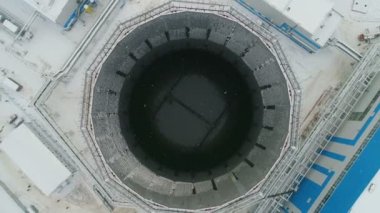 Alt güçlü inşaat termal kapasitörler Termik santralde soğutma için dron dikey görünümüne karla kaplı