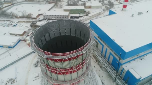 Panorama Hochhaus Zur Kühlung Großer Wassermengen Erhebt Sich Über Schneebedecktem — Stockvideo