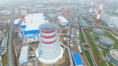 Üst görünüm düşük güç termoelektrik İstasyonu gaz türbini itiş binalar karşı sisli gün temel