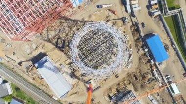 Endüstriyel mekanizmaları karşı sürülmüş sahada güçlü Termik Santral İnşaatı panoramik görünüm