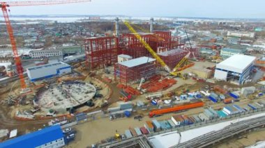 Üst görünüm mekanizmaları ve kaldırma vinç termik santral bina cityscape karşı araçlar arasında inşa