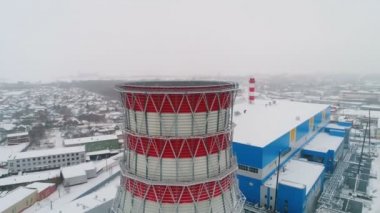 Drone görünümü kule Termoelektrik güç istasyonu yukarıda hava kar yağışı içinde geniş hacimli su sıcaklığı azaltır