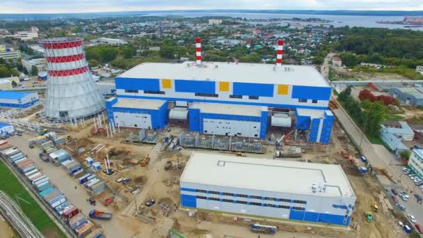 Panorama Värmekraftverk Med Kylning Torn Och Industriella Byggnader Mot Avlägsna — Stockvideo