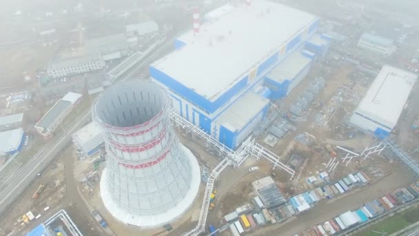 Panoráma Hatalmas Hűtőtorony Hőcserélők Elhelyezett Hőerőmű Ködös Időjárás — Stock videók